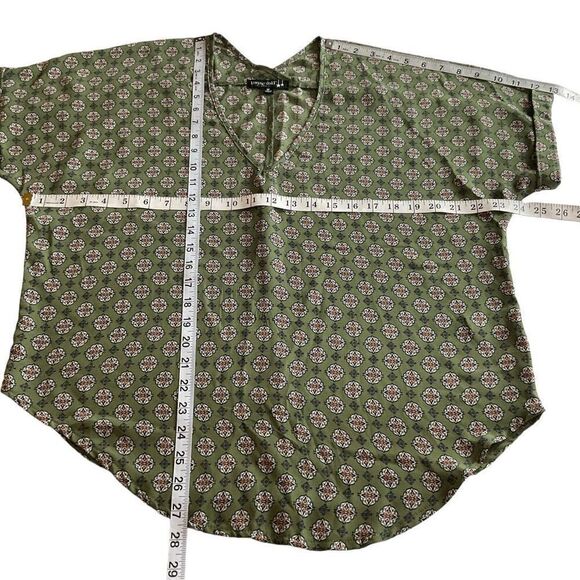 Living Doll Blouse V-Neck Short Cuffed Sleeve Green White Medallion Print Medium - Picture 5 of 8